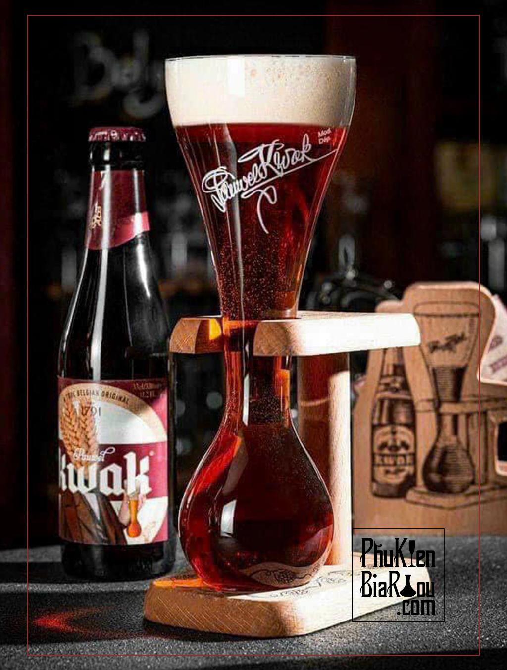 Quà tặng bia Bỉ Kwak Amber gồm ly